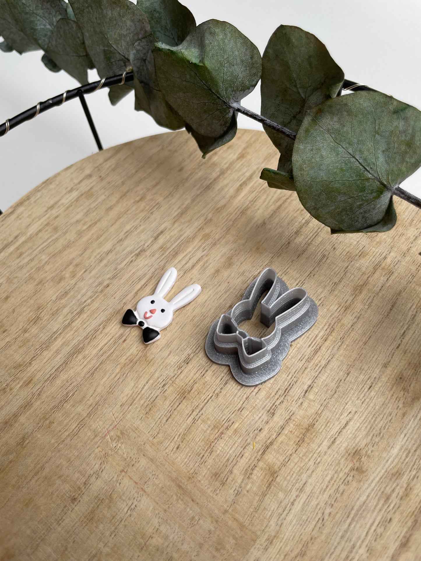 Clay Cutter Hase mit Krawatte
