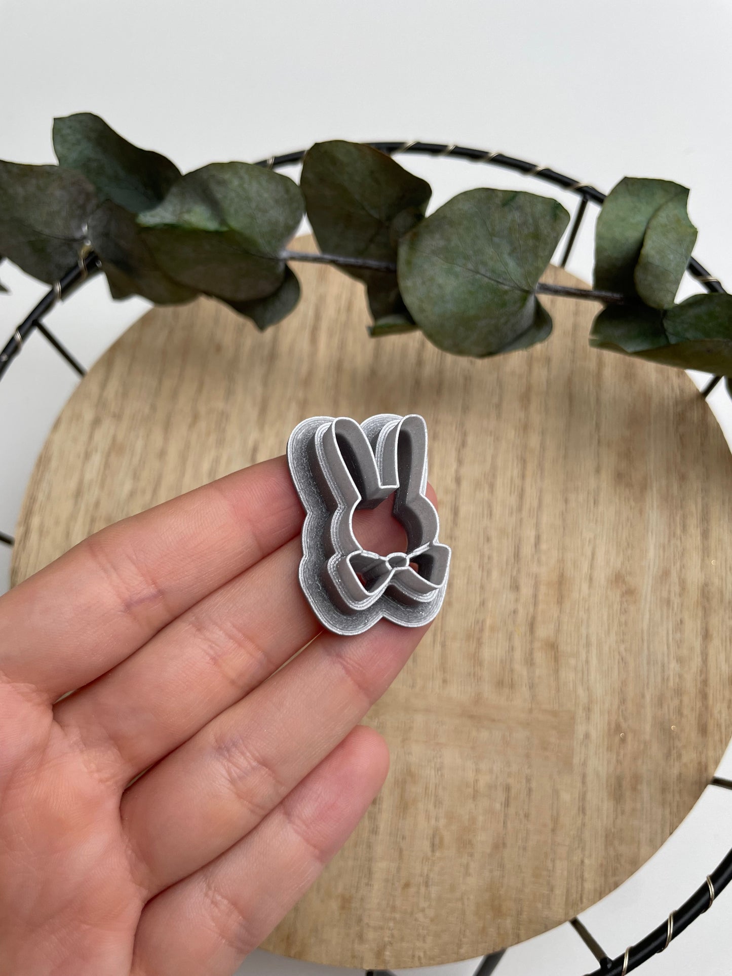 Clay Cutter Hase mit Krawatte
