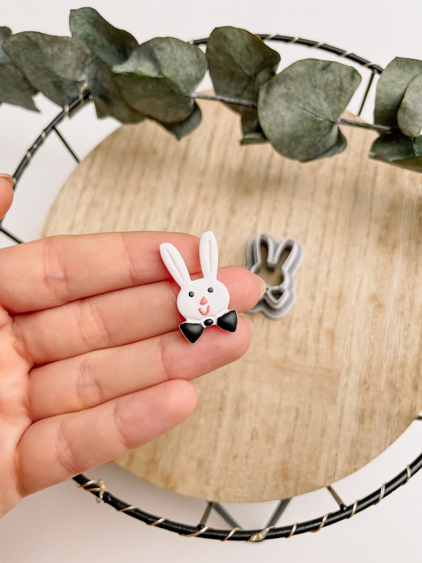 Clay Cutter Hase mit Krawatte