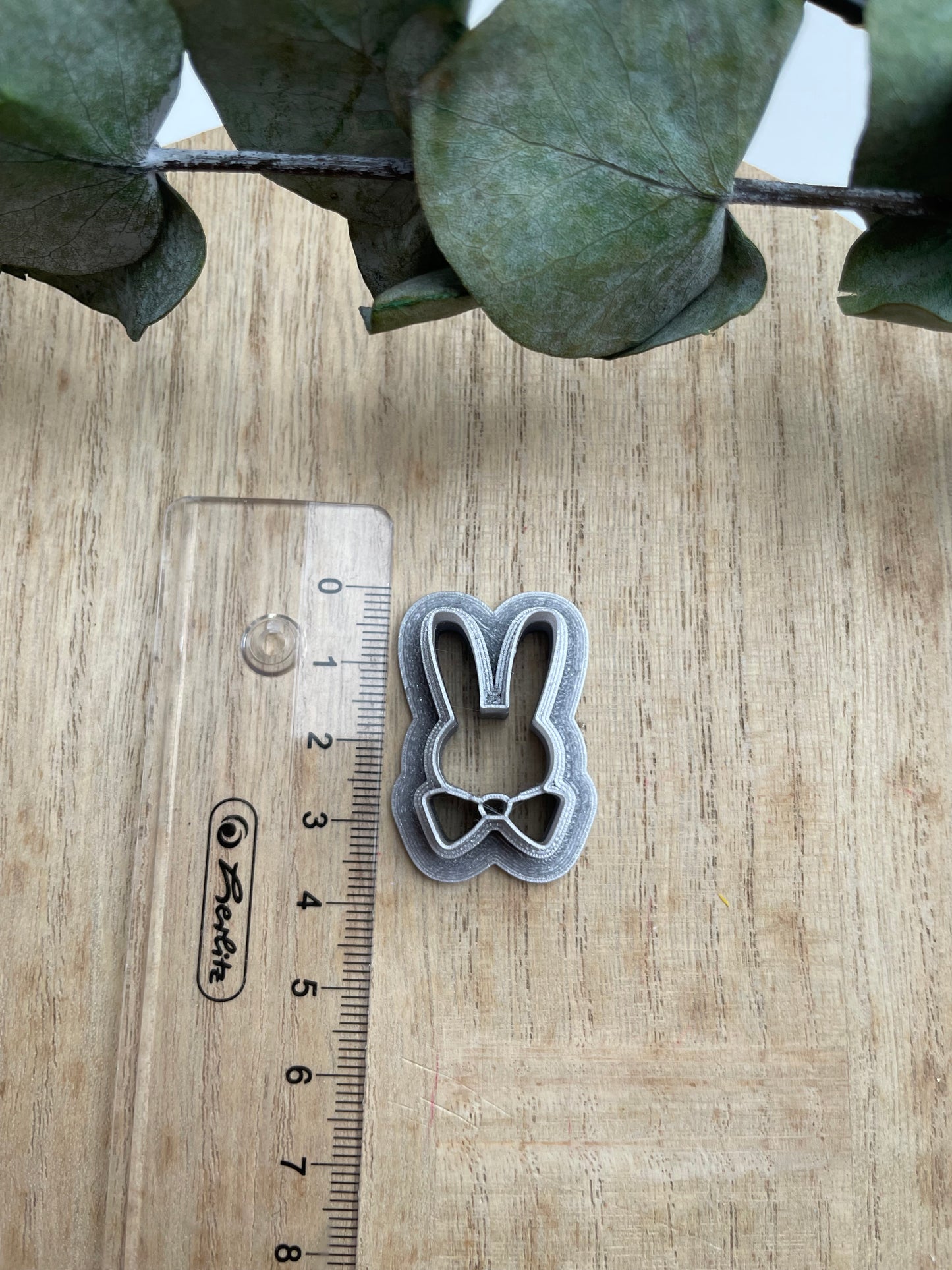 Clay Cutter Hase mit Krawatte