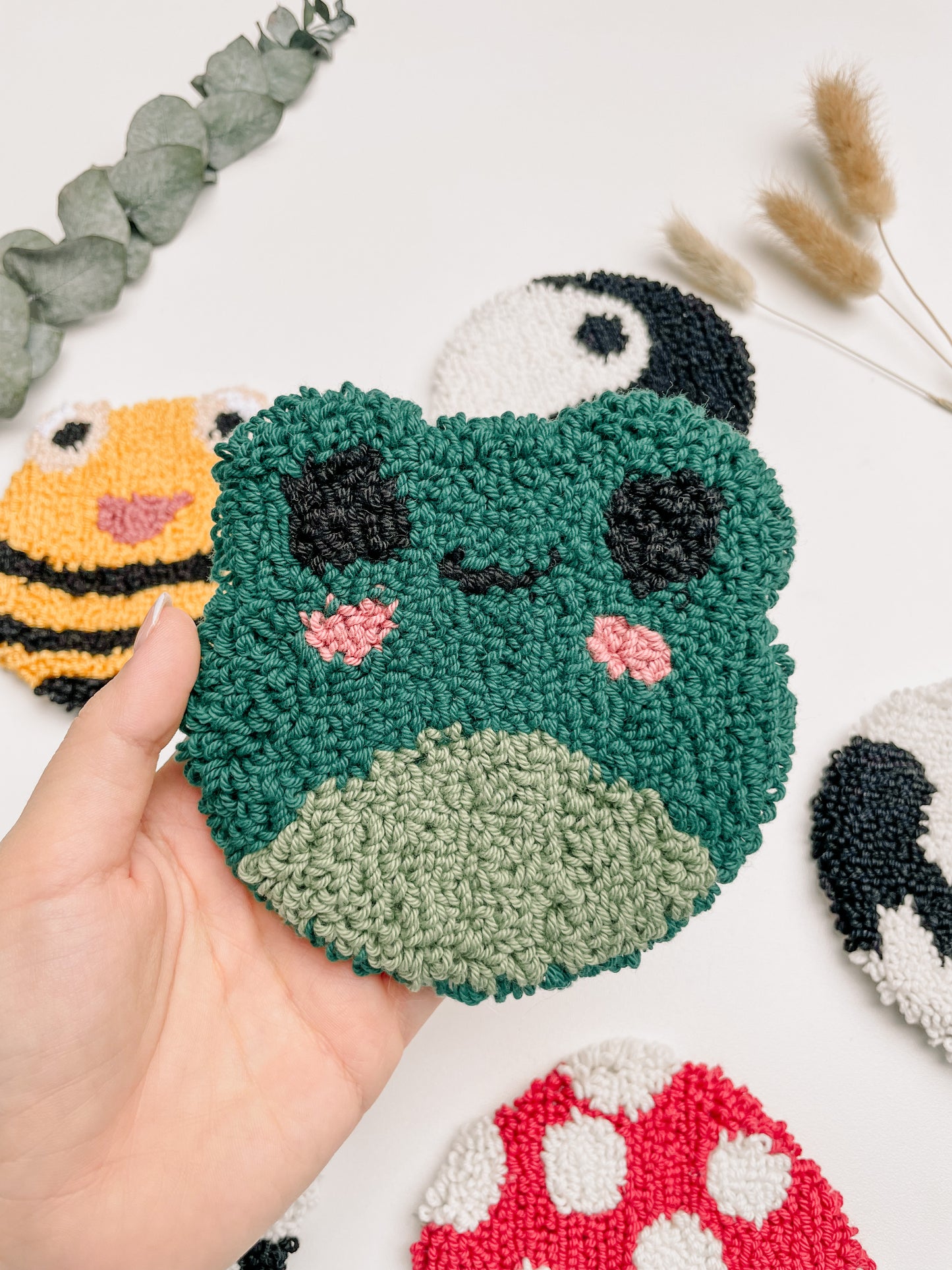 Mug Rug | Tassenteppich Frosch & Biene