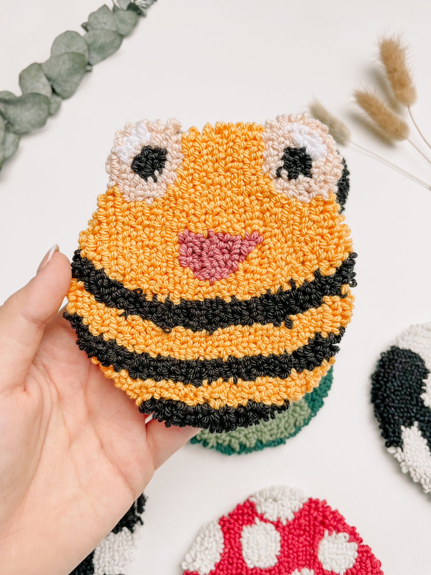 Mug Rug | Tassenteppich Frosch & Biene