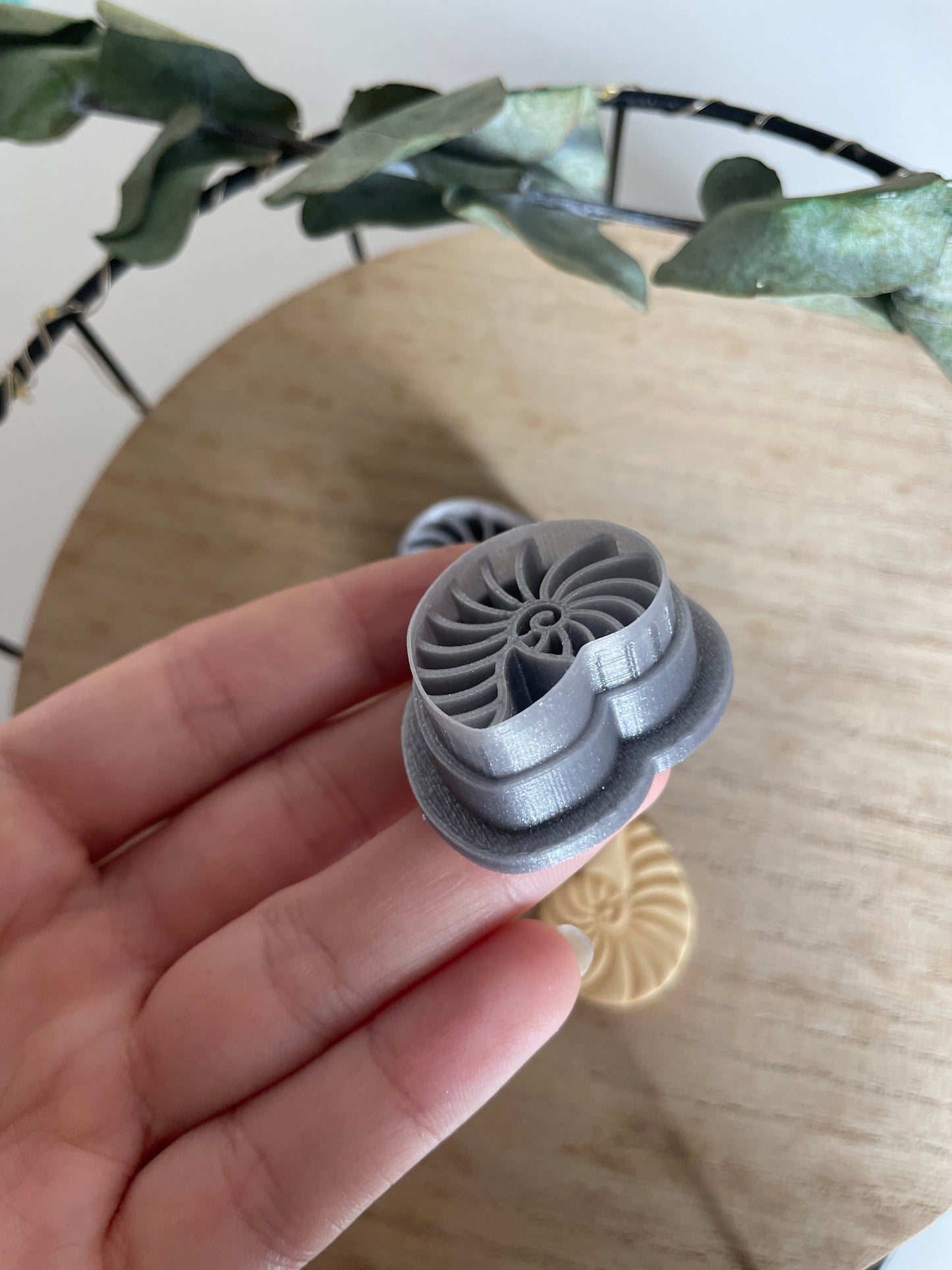 Clay Cutter Curly Shell Fancy